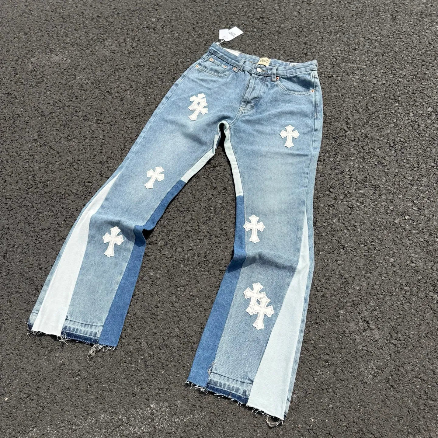 #8116 P260💰 Independent GALLERY DEPT. Vintage spliced cross loose washed flared jeans - truly restore the ultimate texture of Vintage - original hardware accessories, washed and other elevators, QR code analysis are all purchased from the original factory, high degree of restoration, welcome to compare with certain products ~ - three-dimensional version, loose and comfortable, not picky about the figure, taller and slimmer, factory Seiko, original quality control, same style for men and women, can be matched with couples, versatile recommendation, must-have jeans for all seasons -Size: 28 30 32 34 36
